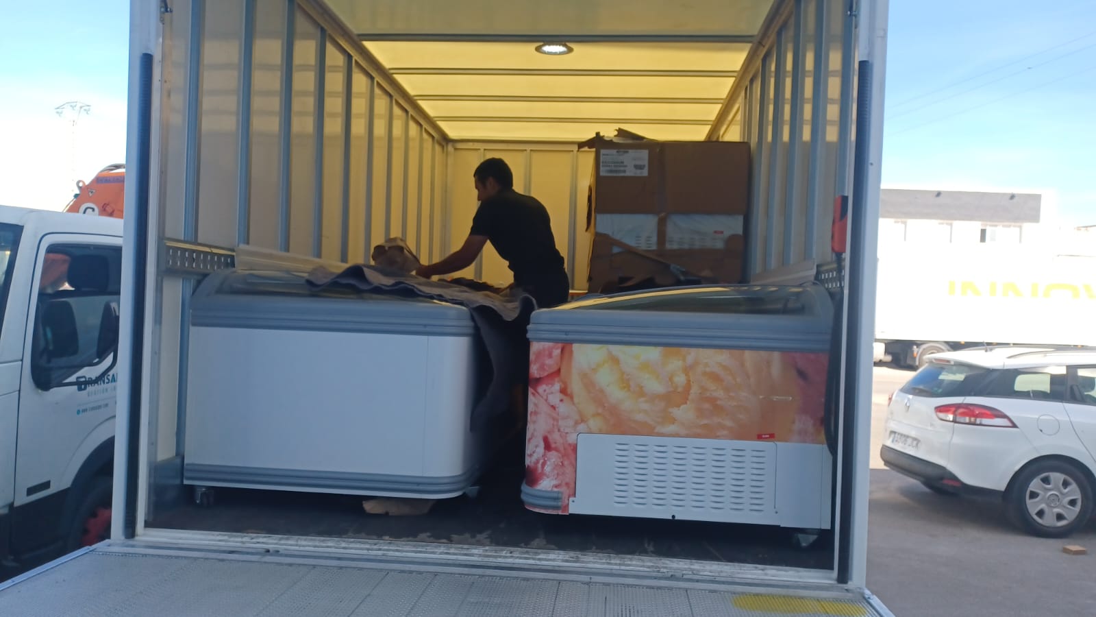 Servicio de transporte ad hoc con seguridad y eficiencia garantizadas.