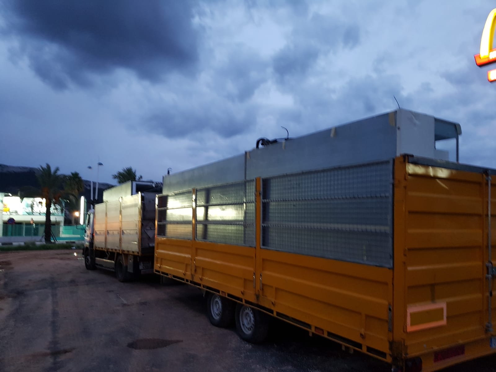 Transporte de mobiliario y estanterías de supermercados con total seguridad.